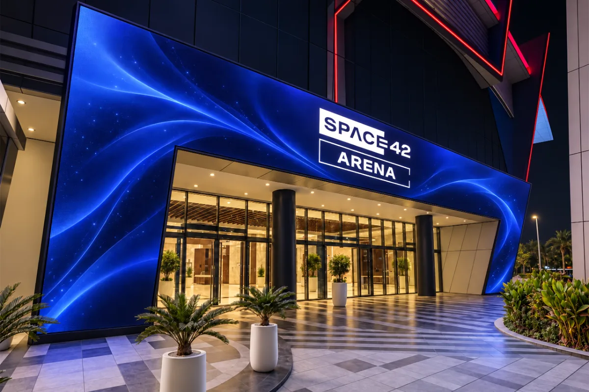 المدخل الرئيسي لـ Space42 Arena بواجهته المضيئة