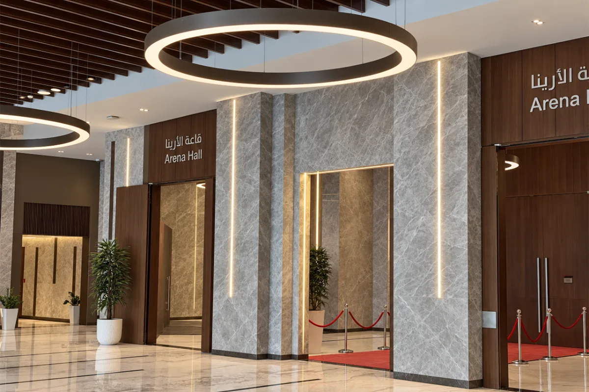 ردهة Space42 Arena بإضاءتها الدائرية ومداخل القاعة