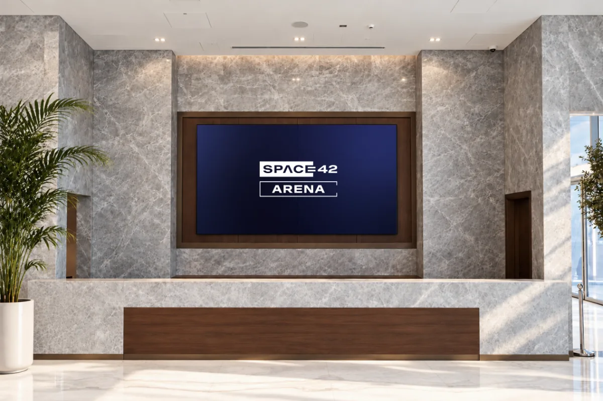 جدار رخامي في الردهة مع شاشة Space42 Arena