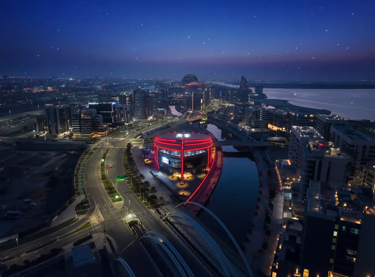 منظر جوي ليلي لـ Space42 Arena وأفق شاطئ الراحة