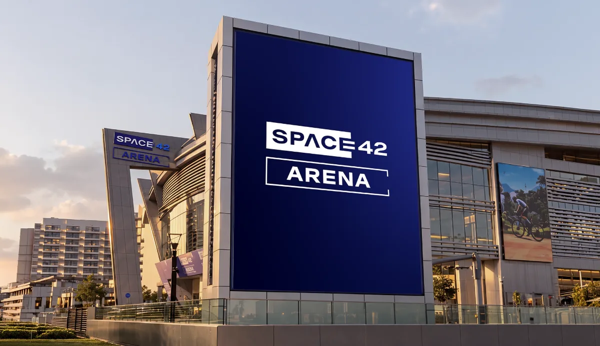 برج لافتة Space42 Arena عند المدخل